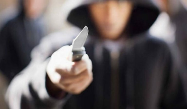 Πετρούπολη: Συνελήφθη 16χρονος που μαχαίρωσε 15χρονο σε συμπλοκή σε λεωφορείο
