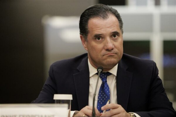 ΣΥΡΙΖΑ: Ο Άδωνις χωρίς υπουργική καρέκλα και ο Άδωνις με υπουργική καρέκλα (βίντεο)