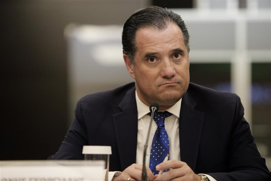 ΣΥΡΙΖΑ: Ο Άδωνις χωρίς υπουργική καρέκλα και ο Άδωνις με υπουργική καρέκλα (βίντεο)
