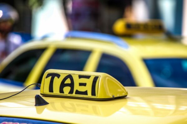 Λυμπερόπουλος κατά Κυρανάκη: Αρρωστημένο μυαλό – Θέλει να μας βάλει να μεταφέρουμε μεθυσμένους, να ξερνάνε στα ταξί για 5 ευρώ