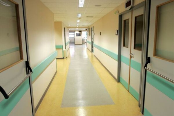 Σκηνές αστυνομικού θρίλερ στο ΚΑΤ: Άνδρες εισέβαλλαν στο νοσοκομείο και απείλησαν με όπλο ασθενή