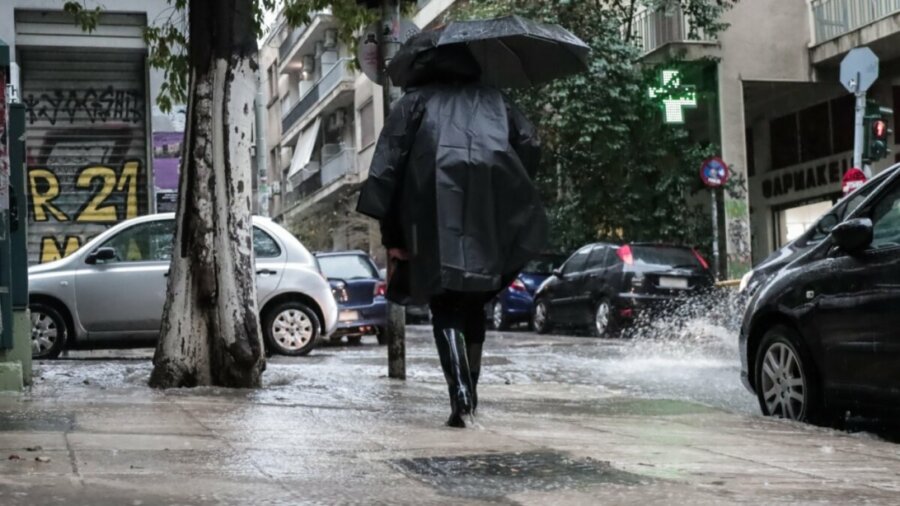 Στέλεχος του ΣΔΟΕ έκανε τον κούριερ και συνέλαβε 38χρονο που παραλάμβανε ναρκωτικά – Δείτε το βίντεο