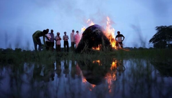 Ινδία: Πυρπόλησαν μέχρι θανάτου μητέρα και το βρέφος της – Τους κατηγορούσαν για μαγεία