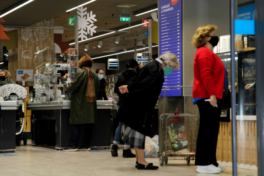 Αντίστροφη μέτρηση για τα Χριστούγεννα: Κορυφώνεται η εμπορική κίνηση – Ανοιχτά σήμερα τα καταστήματα