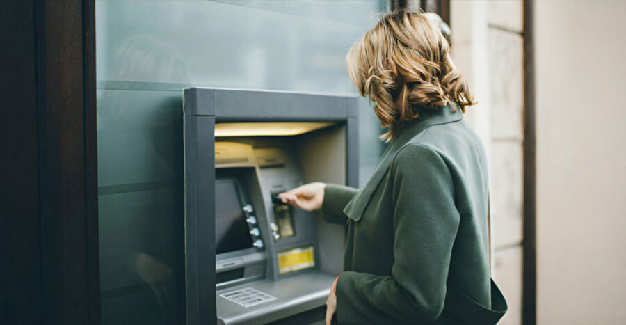 Μηδενικές προμήθειες στα ΑΤΜ: Ποιες χρεώσεις καταργούνται – Ποιες μειώνονται σε 1,5 ευρώ