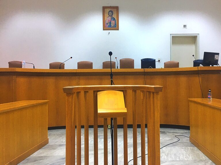 Απόφαση-πρόκριμα Μισθοδικείου για εργαζομένους σε Δημόσιο: «Όχι» στην επαναφορά δώρων σε δικαστικούς