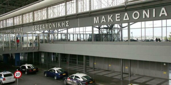 Θεσσαλονίκη: Αναγκαστική προσγείωση αεροσκάφους στο αεροδρόμιο «Μακεδονία» – Επιβάτης επιτέθηκε σε άλλο επιβάτη και συνελήφθη