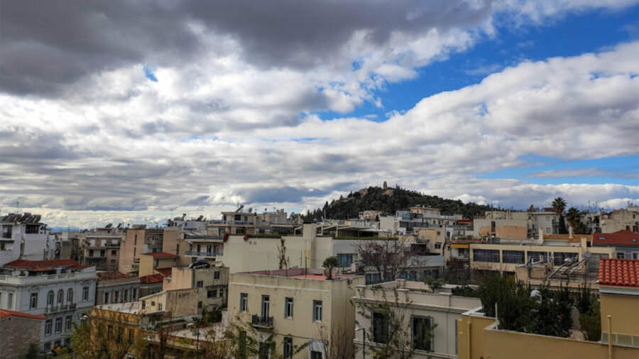 Καιρός: Βαθμιαία πτώση της θερμοκρασίας και τοπικές βροχές