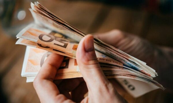 Η ανησυχία για τους πολέμους και τις κυβερνοεπιθέσεις έχει προκαλέσει αύξηση της κυκλοφορίας μετρητών στην ΕΕ