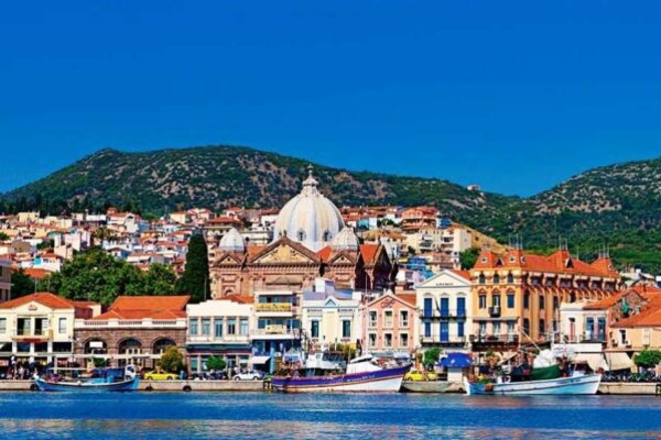 Χριστούγεννα στην Ελλάδα: Γιορτινό χωριό στην Τρίπολη και παραδοσιακά γλυκά στη Λέσβο