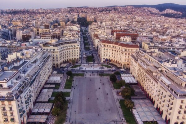 Θεσσαλονίκη: Μόνο τουρίστες κυκλοφορούν στους δρόμους -Χαμηλή η αγοραστική κίνηση- “Βούλιαξαν” οι κοντινές παραλίες
