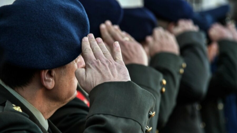 Νέο μισθολόγιο Ενστόλων: Αυξήσεις και αναδρομικά έως 3 μήνες για 150.000 – Οι ημερομηνίες πληρωμής και τα ποσά