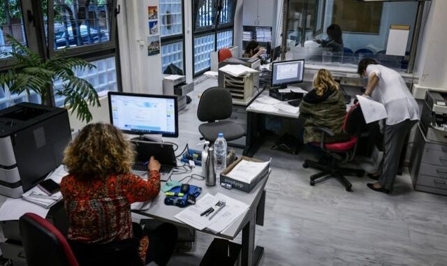 Δημόσιο: Αυξήσεις για χιλιάδες υπαλλήλους με προσωπική διαφορά: Ποιοι κερδίζουν και πόσα