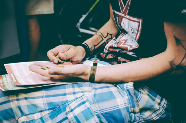 Επίδομα από τον ΕΟΠΥΥ έως €900 – Οι δικαιούχοι, τα κριτήρια και η διαδικασία