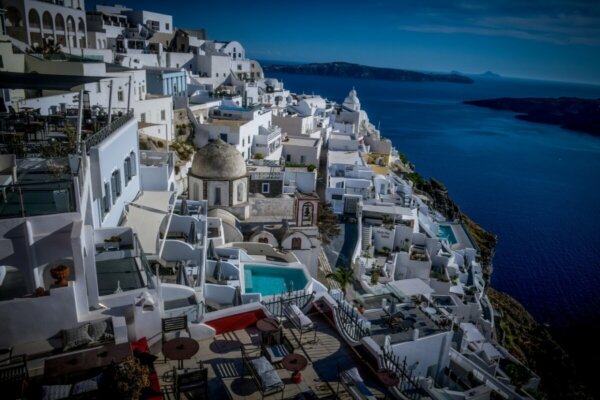 Η Σαντορίνη φιλοξενεί το Διεθνές Συνέδριο Τουρισμού Πολυτελείας – Κεντρική καλεσμένη η Randi Zuckerberg