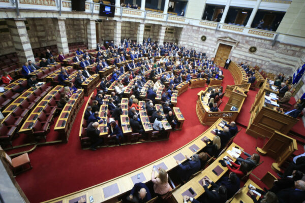 Δικογραφία για τα Τέμπη: «Απολύτως σεβαστή η απόφαση της Δικαιοσύνης», λέει η κυβέρνηση – Νέος κύκλος πολιτικής αντιπαράθεσης