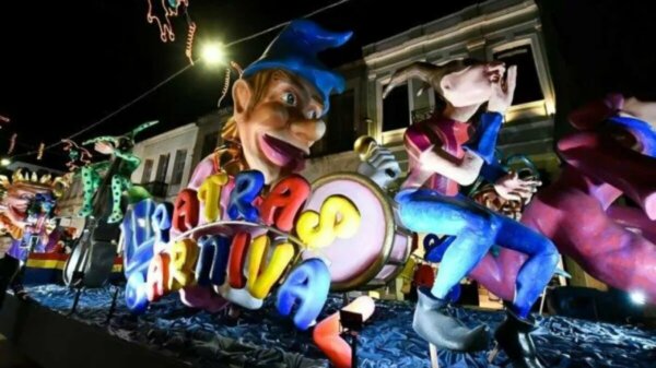 Πάτρα: Πάνω από 50.000 καρναβαλιστές πλημμύρισαν τους δρόμους