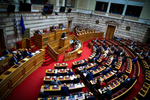 Πολιτική αντιπαράθεση: Τα «δωρεάν ΜΜΜ» νέο πεδίο διαξιφισμών