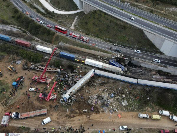 Αγρότες μπλοκάρουν τον Ε-65 στη Καρδίτσα