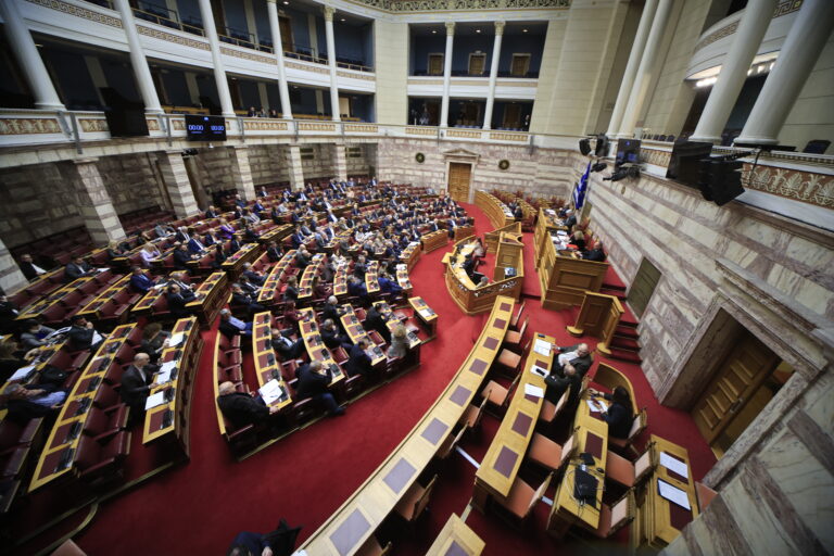 Αντιπολιτευτικά «πυρά» για το πακέτο της ΔΕΘ για τη μεσαία τάξη