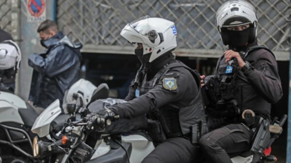 Αστυνομικός στη Λάρισα ζήτησε τα στοιχεία του από άντρα κι εκείνος του απάντησε με κουτουλιά