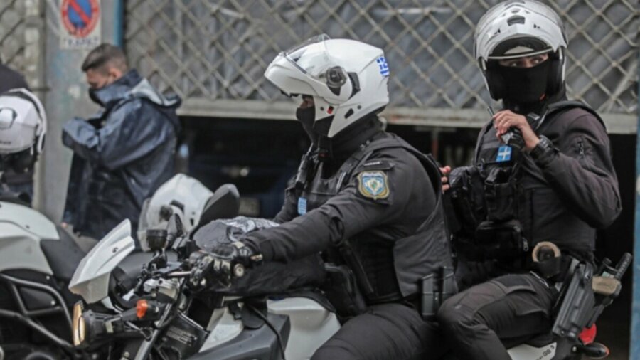 Αστυνομικός στη Λάρισα ζήτησε τα στοιχεία του από άντρα κι εκείνος του απάντησε με κουτουλιά