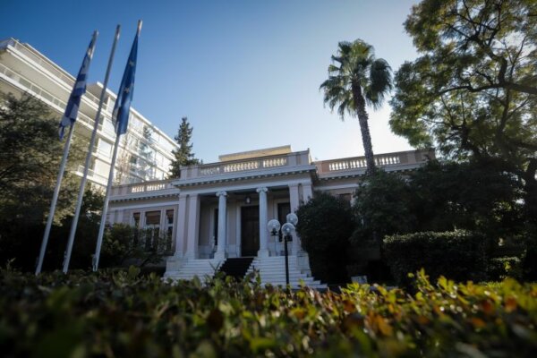 «Διαστρέβλωση της πραγματικότητας. Το ποτάμι δεν γυρίζει πίσω, η χώρα πηγαίνει μπροστά» απαντούν κυβερνητικές πηγές στον Τσίπρα