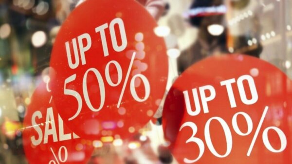 Μέτρια η κίνηση στην αγορά της Λάρισας – Μέχρι το τέλος του μήνα οι χειμερινές εκπτώσεις