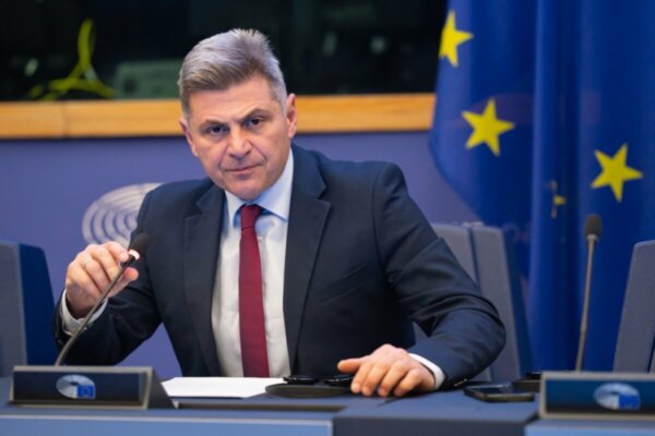 Πολιτική «θύελλα» με το «εγκληματική οργάνωση η κυβέρνηση» του Φαραντούρη