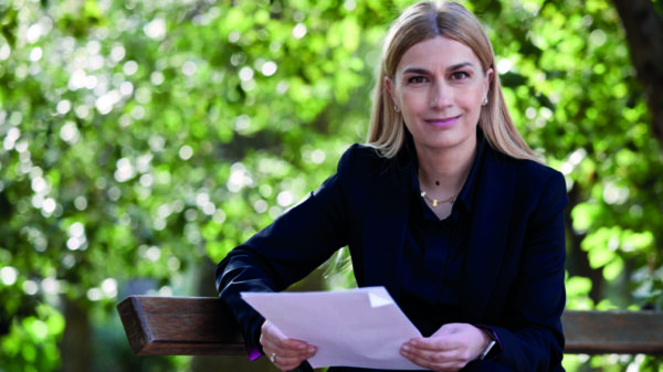 Βολουδάκη: «Οι Εύζωνες συμβολίζουν την Ελλάδα» – Το ξέσπασμα για τον μετανάστη στο Σύνταγμα