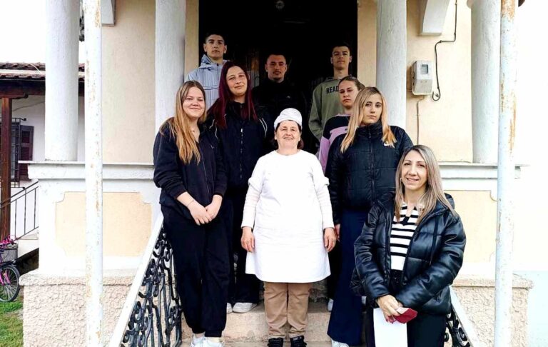 Προσφορά τροφίμων από το ΕΠΑΛ Τυρνάβου στον Σύλλογο “Ελπίς”