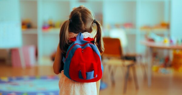 Πώς πληρώνονται οι «Νταντάδες της Γειτονιάς» – Voucher έως 1.500 ευρώ τον μήνα