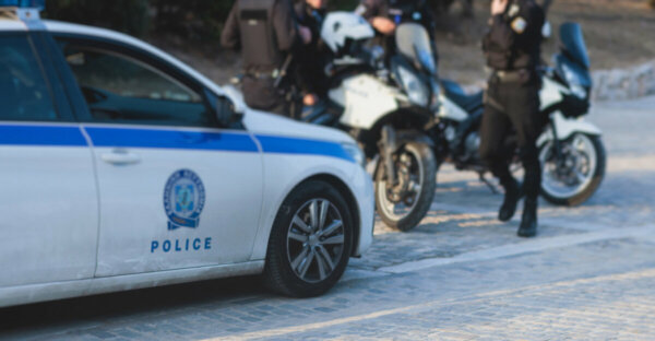 Παραδόθηκε ο σύντροφος της μητέρας που κατηγορείται για κακοποίηση των παιδιών της