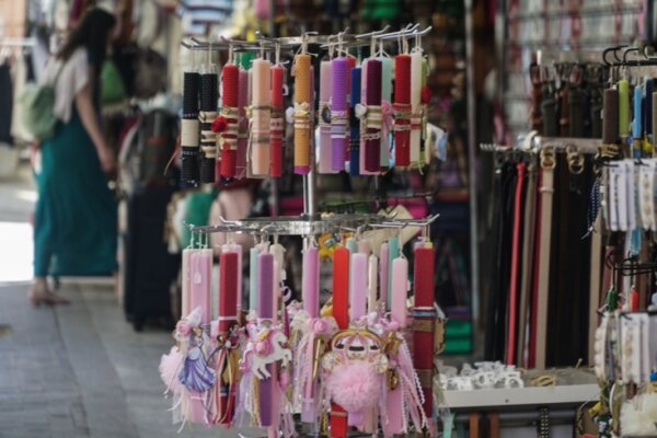 Πάσχα για λίγους: Ένα μεροκάματο η λαμπάδα για τους χαμηλόμισθους