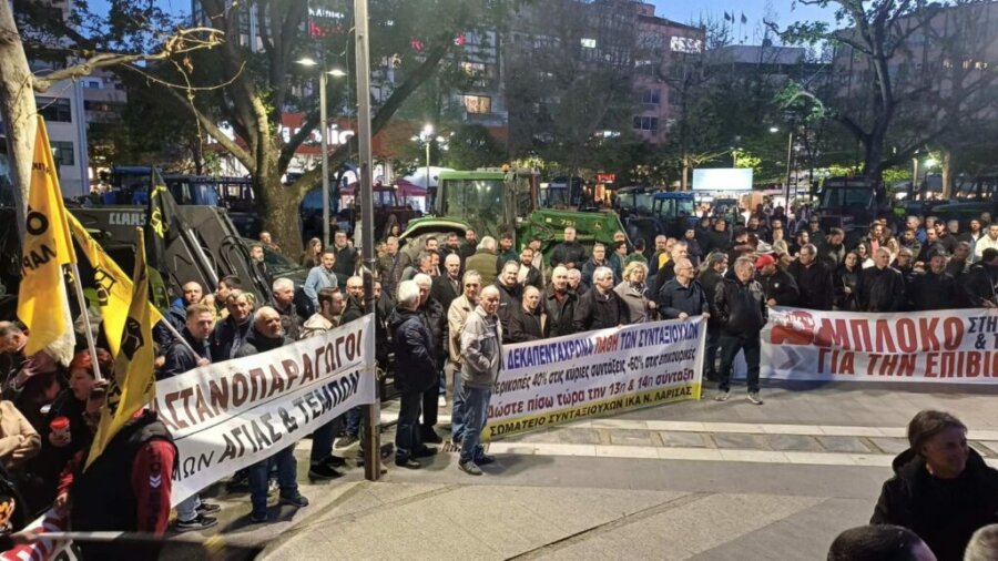 “Απόβαση” τρακτέρ στην κεντρική πλατεία της Λάρισας – Προκαταβολές αποζημιώσεων για τον παγετό ζητούν οι αγρότες