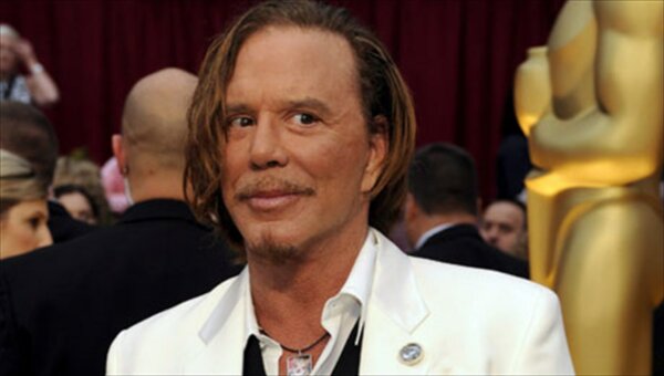 Ο Μίκι Ρουρκ αναζητά εργασία για να καλύψει το κόστος επέμβασης του σκύλου του