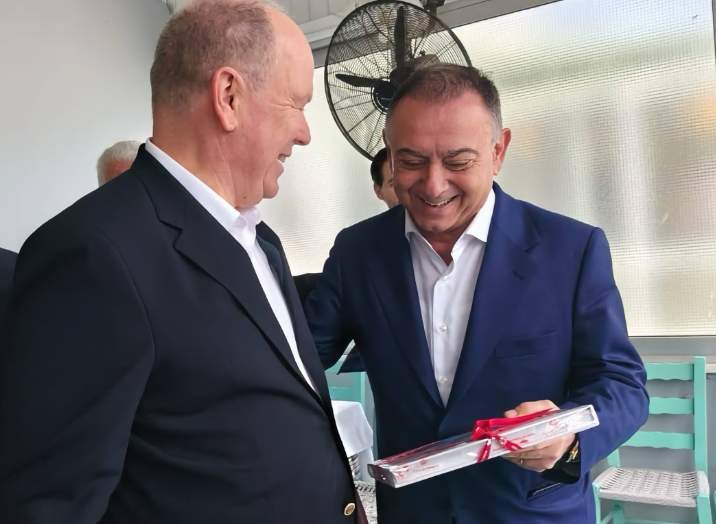 Τα δώρα που αντάλλαξε ο Χρήστος Κέλλας με τον πρίγκιπα Αλβέρτο του Μονακό