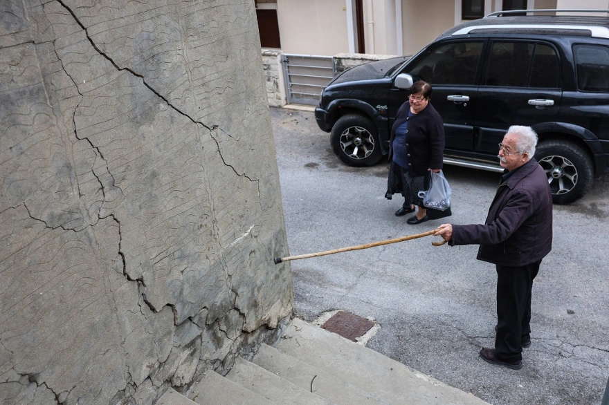 Ε. Λέκκας: Τεκτονική διάρρηξη η πιθανή αιτία των ρηγματώσεων στις Βούτες – Ζημιές σε 20 σπίτια, 7 ακατάλληλα