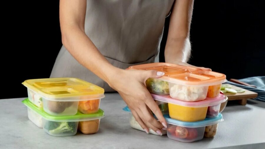 Νέα παγκόσμια μελέτη συνδέει τα πλαστικά τάπερ με θανάτους από καρδιακές παθήσεις