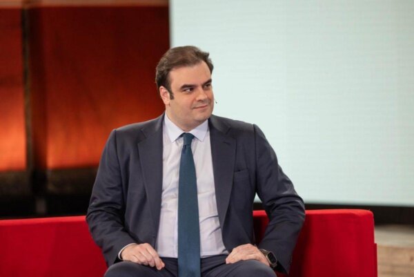 Πιερρακάκης: Η ρήτρα διαφυγής θα εφαρμοστεί με έτος βάσης το 2024 – Θα εξοικονομηθούν περίπου 600 εκατ. ευρώ