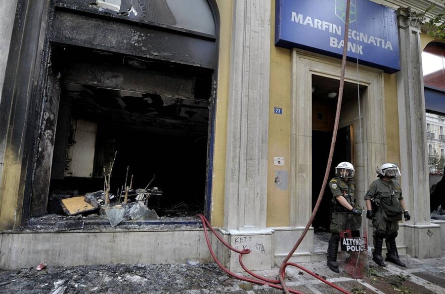 Υπόθεση Marfin: Έφθασε στην Ελλάδα η 46χρονη κατηγορούμενη για εμπρησμό – Την Παρασκευή στην Εισαγγελία
