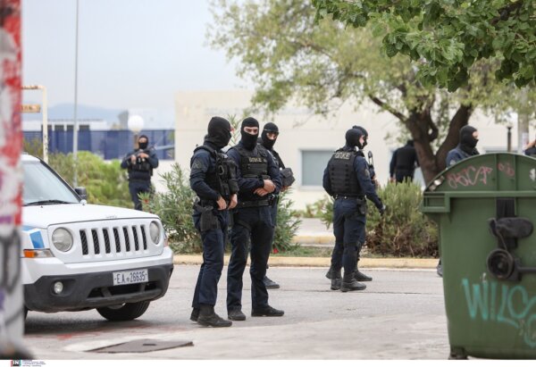 Επίθεση από κουκουλοφόρους στην Πολυτεχνειούπολη: Χτύπησαν γυναίκα υπάλληλο – Σε εξέλιξη επιχείρηση της ΕΛΑΣ