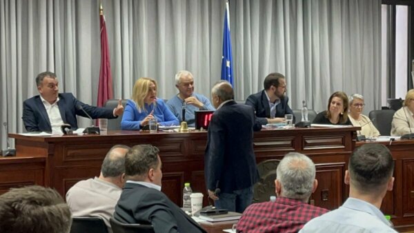 Σφυροκόπημα της αντιπολίτευσης στον Μαμάκο για τη συμπόρευση με τον Μπέο