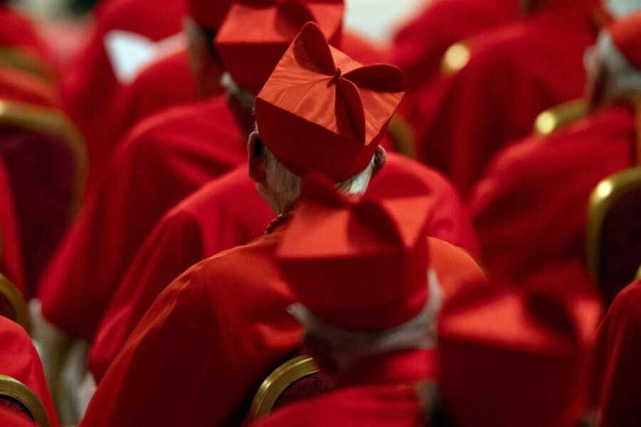 Βατικανό: Μαύρος καπνός από την καμινάδα της Καπέλα Σιξτίνα – Σήμερα η «δεύτερη πράξη» στο Κονκλάβιο