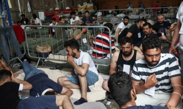 Απάντηση υπ. Μετανάστευσης στον Guardian: Ανυπόστατοι ισχυρισμοί περί νομιμοποίησης μεταναστών