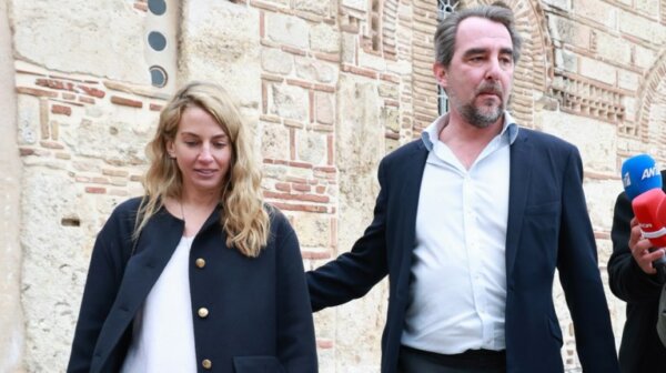 Ντε Γκρες – Βαρδινογιάννη: Το νησί που επισκέφτηκε το νιόπαντρο ζευγάρι για εθελοντικό σκοπό