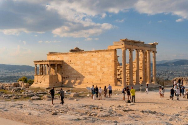 Τράπεζα της Ελλάδος: Αυξήθηκαν οι τουρίστες, μειώθηκε η μέση διάρκεια παραμονής- Η αλλαγή των ταξιδιωτικών συνηθειών