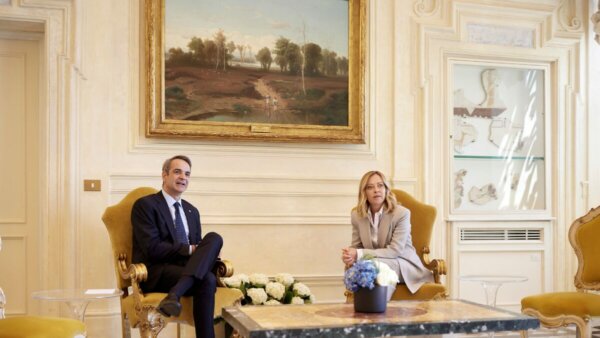 Μητσοτάκης: «Η Ιταλία επενδύει 360 εκατ. στον ΟΣΕ» – Μελόνι: «Κοινή γραμμή στο μεταναστευτικό»