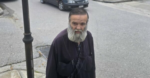 Θρήνος στην κηδεία της 52χρονης στη Λάρισα – Συντετριμμένος ο πατέρας της (video)