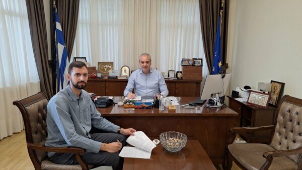 Ελασσόνα: Yπογραφές για τη συντήρηση εσωτερικής οδοποιίας στην κοινότητα Δομενίκου
